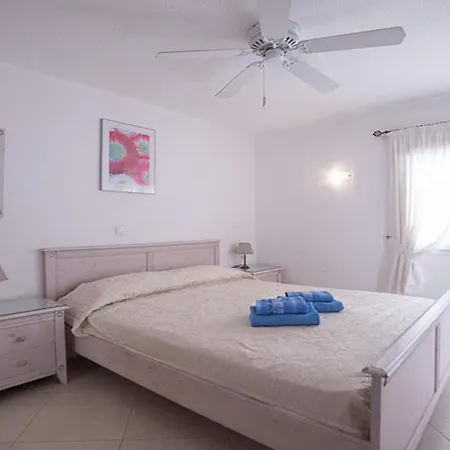 Beachfront Beautiful 3-bedroom Ferienhaus